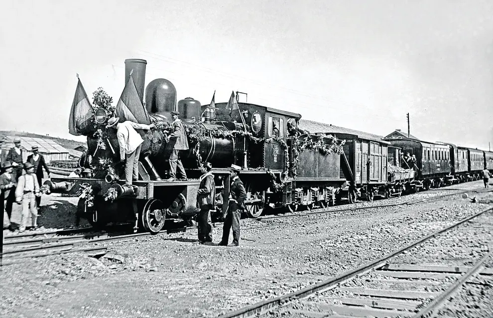 Imagen de la llegada del primer ferrocarril a la ciudad en 1991.