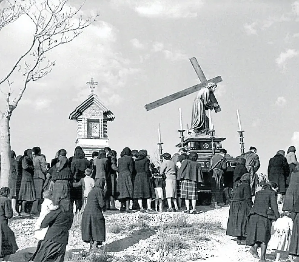 Procesión de la Semana Santa de 1952 a su paso por el Vía Crucis que discurre a los pies del cementerio de la ciudad. francisco blasco