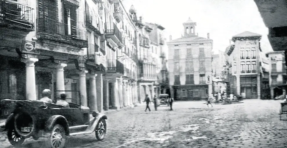 Un coche penetra en la plaza del Torico desde la calle del Tozal en 1929.