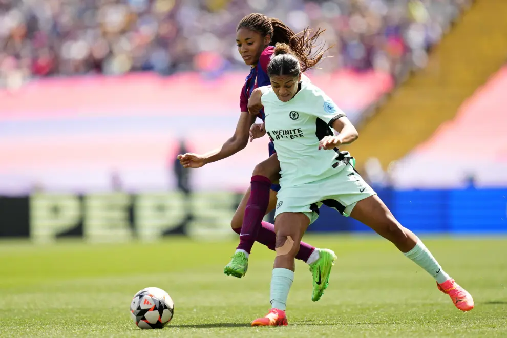 Barcelona's Salma Paralluelo fights for the ball with Chelsea's Jessica Carter, right, during the women's Champions League semifinals, first leg, soccer match between FC Barcelona and Chelsea FC at the Olympic Stadium, in Barcelona, Spain, Saturday, April 20, 2024. (AP Photo/Jose Breton)