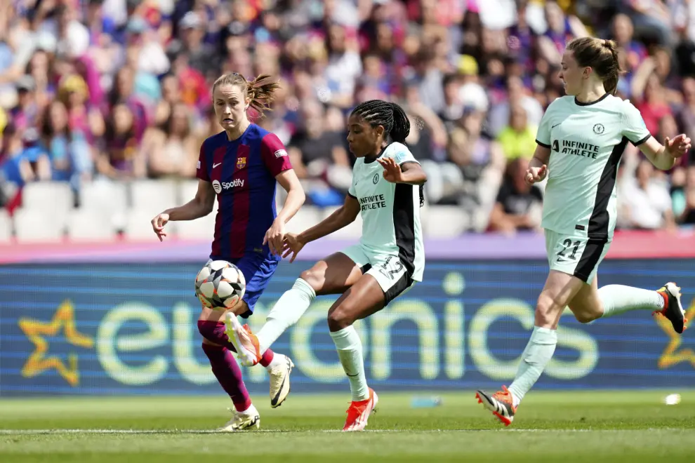 Chelsea's Ashley Lawrence controls the ball ahed of Barcelona's Caroline Graham Hansen, left, during the women's Champions League semifinals, first leg, soccer match between FC Barcelona and Chelsea FC at the Olympic Stadium, in Barcelona, Spain, Saturday, April 20, 2024. (AP Photo/Jose Breton)