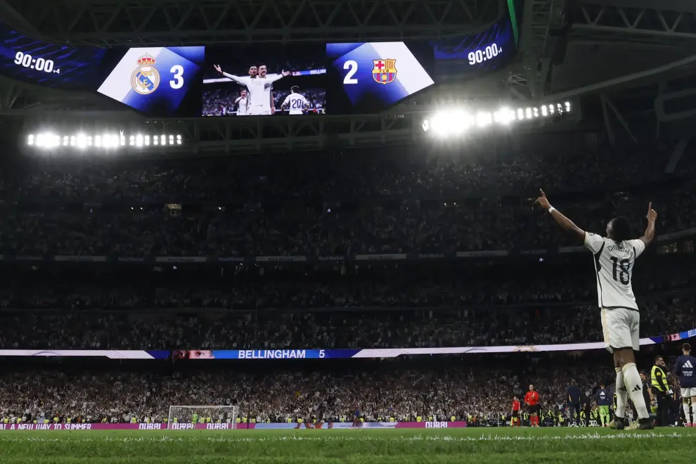 Los jugadores del Real Madrid y el entrenador Carlo Ancelotti (2i) celebran la victoria del equipo tras el partido de la jornada 32 de LaLiga EA Sports entre Real Madrid y FC Barcelona, disputado este domingo en el estadio Santiago Bernabéu de Madrid. EFE/Juanjo Martín ESPAÑA FÚTBOL LALIGA EA SPORTS