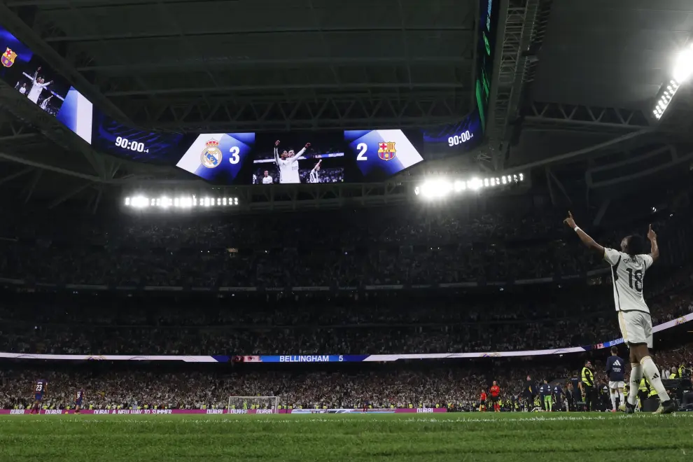 Los jugadores del Real Madrid y el entrenador Carlo Ancelotti (2i) celebran la victoria del equipo tras el partido de la jornada 32 de LaLiga EA Sports entre Real Madrid y FC Barcelona, disputado este domingo en el estadio Santiago Bernabéu de Madrid. EFE/Juanjo Martín
 ESPAÑA FÚTBOL LALIGA EA SPORTS