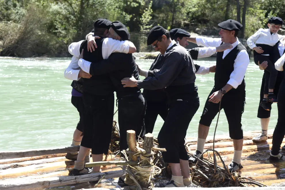 Los navateros han celebrado su 20 aniversario con un rápido recorrido por el abundante caudal del río.