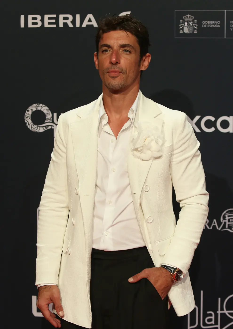 MEX5137. PLAYA DEL CARMEN (MÉXICO), 20/04/2024.- El actor cubano Alberto Oscar Guerra posa durante la alfombra roja de los Premios Platino, este sábado en Cancún (México). EFE/Alonso Cupul
