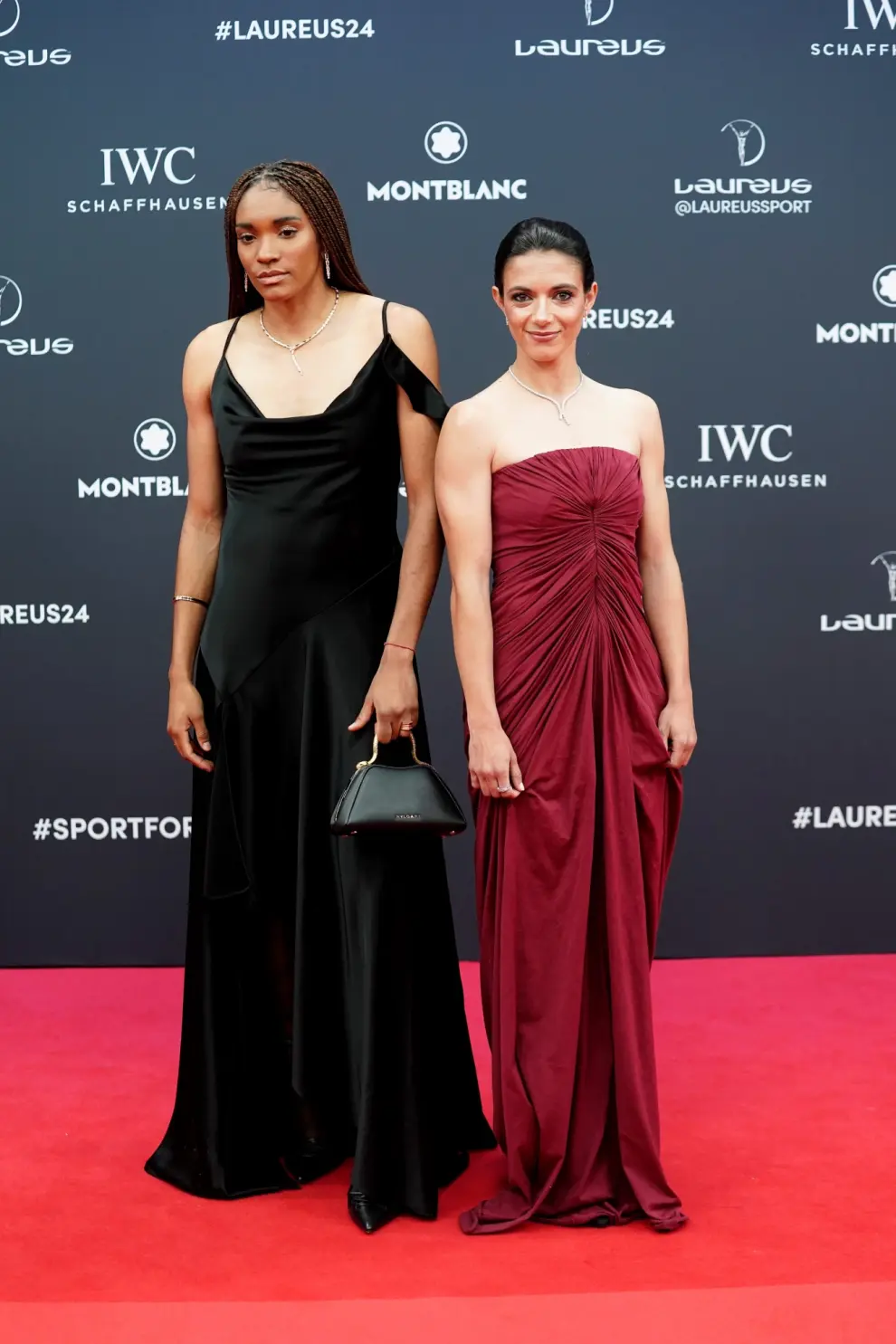 Las futbolistas Salma Paralluelo y Aitana Bonmatí posan durante la alfombra roja de la 25ª edición de los Premios Laureus 2024.