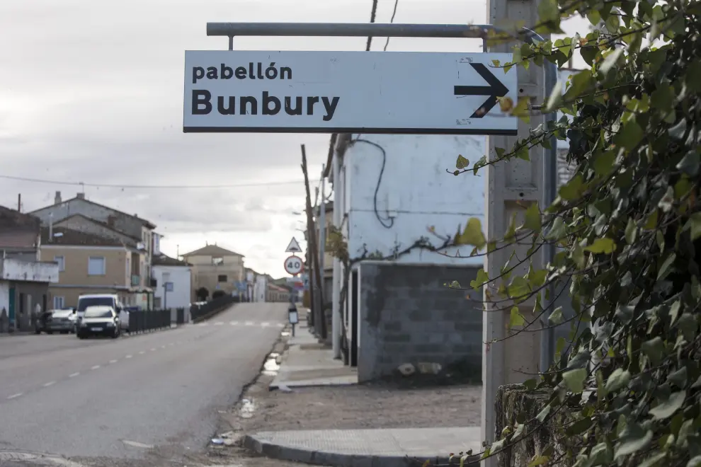 Señal indicadora del pabellón Enrique Bunbury en Lumpiaque