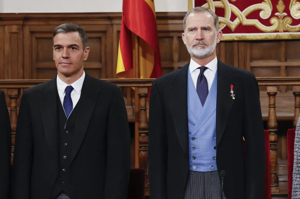 El escritor Luis Mateo Díez ha recibido el máximo galardón de las letras en español en una ceremonia presidida por los reyes de España en el Paraninfo de la Universidad de Alcalá de Henares.