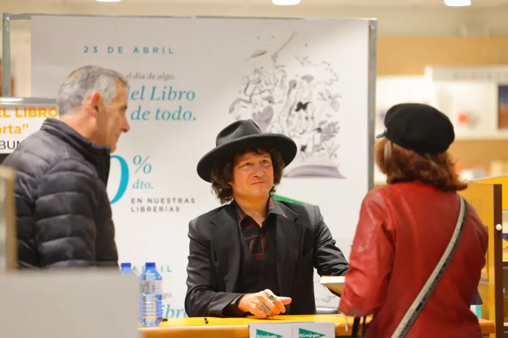 Bunbury desata la locura en la firma de libros en Zaragoza