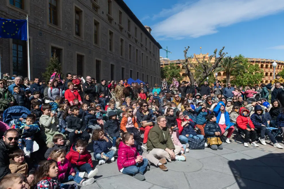 Centenares de personas se acercan al Edificio Pignatelli a celebrar el Día de San Jorge.