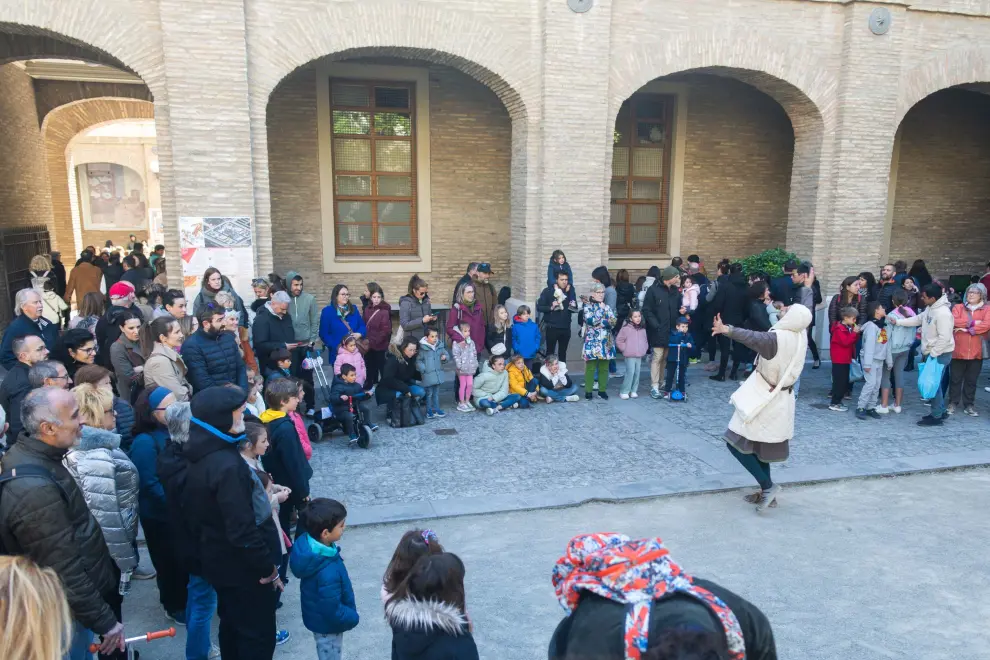 Centenares de personas se acercan al Edificio Pignatelli a celebrar el Día de San Jorge.