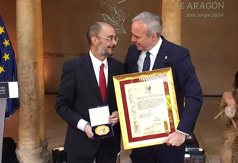 Javier Lambán recibe la Medalla de Aragón 2024 de manos del presidente Jorge Azcón.