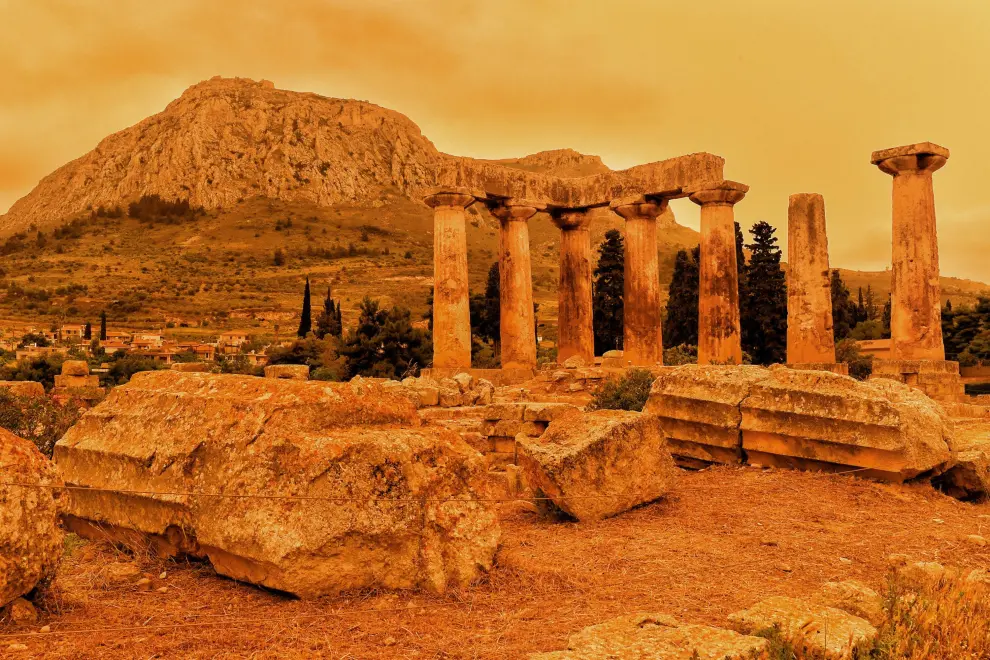 El cielo de Atenas, teñido de naranja