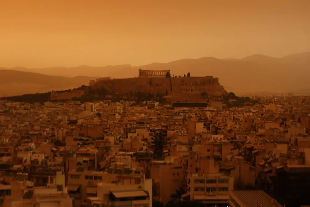 El cielo de Atenas, teñido de naranja