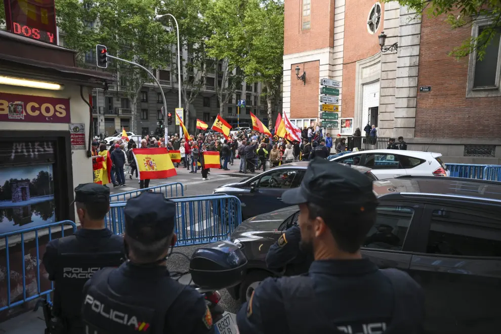 Asistentes a la manifestación para pedir dimisión de Pedro Sánchez con el lema 'Todos a Ferraz. Paremos el Golpe de Pedro Sánchez', este jueves en la calle Ferraz, en Madrid.