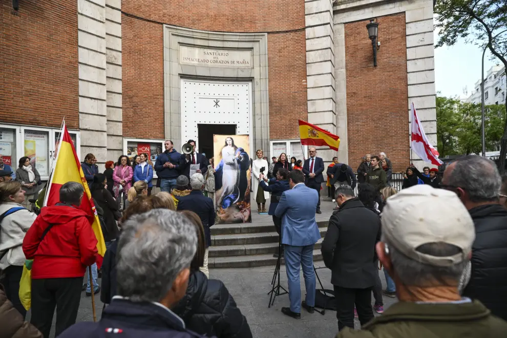 Asistentes a la manifestación para pedir dimisión de Pedro Sánchez con el lema 'Todos a Ferraz. Paremos el Golpe de Pedro Sánchez', este jueves en la calle Ferraz, en Madrid.
