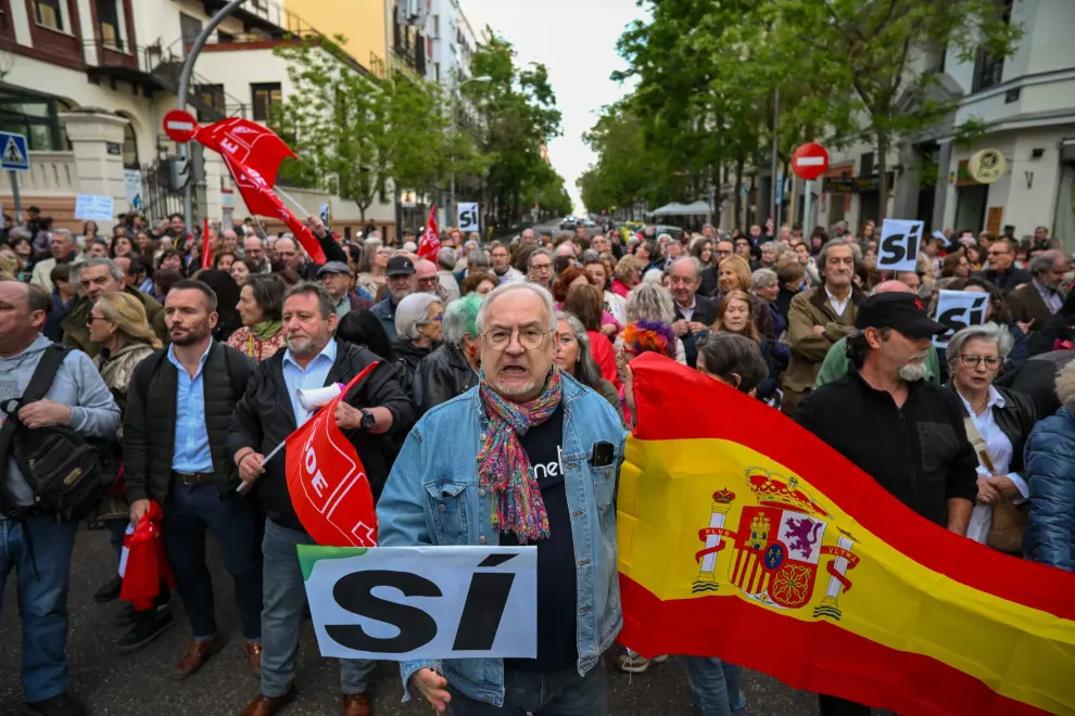 Asistentes a la manifestación en apoyo al presidente del Gobierno bajo el lema 'Todos a Ferraz. Pedro no está solo' este jueves en la calle Ferraz, en Madrid.