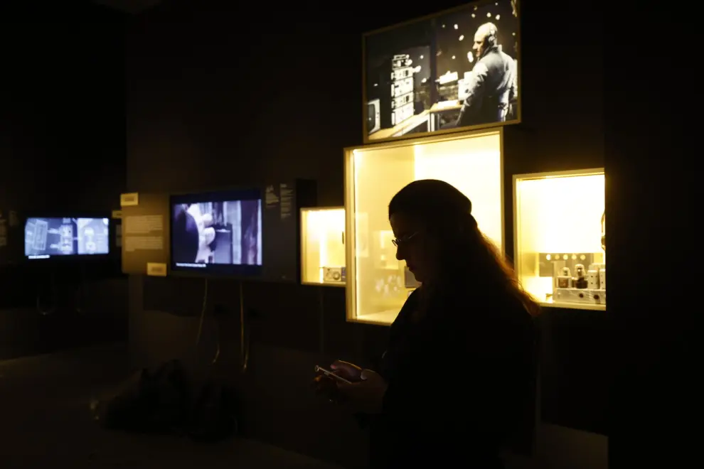 Exposición 'Top Secret. Cine y espionaje' en el Caixaforum de Zaragoza.