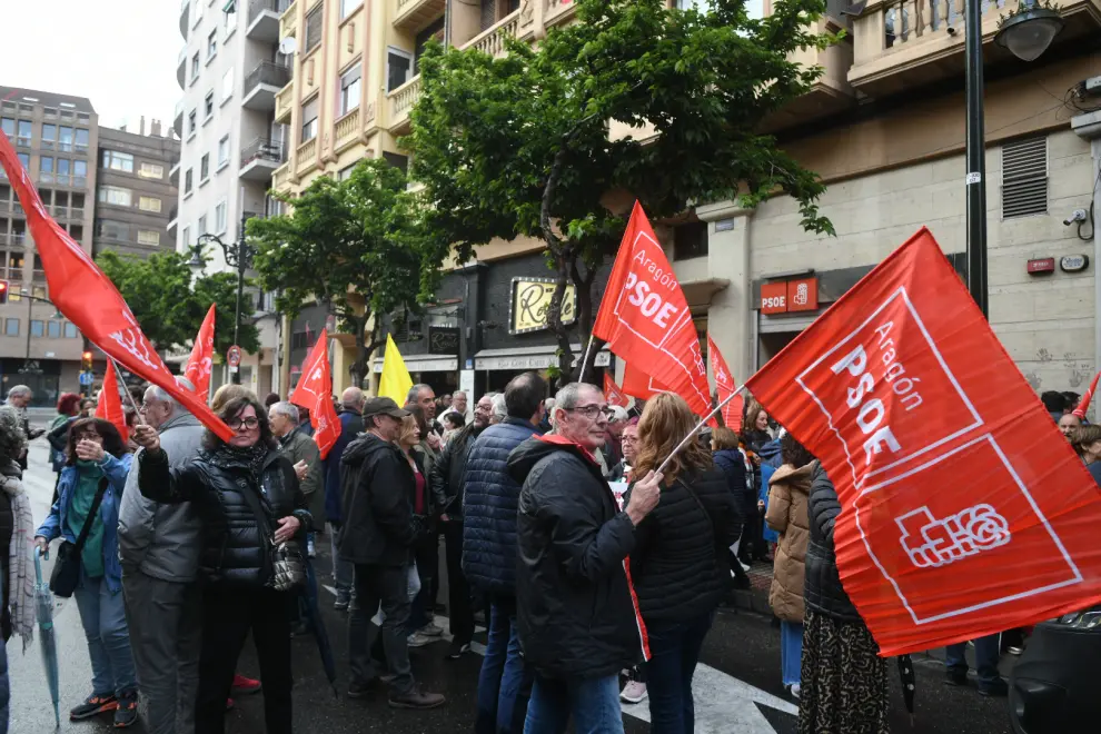 Manifestantes se congregan frente a la sede del PSOE en Zaragoza como muestra de apoyo a Pedro Sánchez.