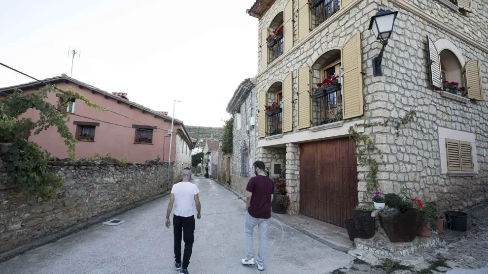 Este pueblo de Teruel está rodeado de un interesante entorno natural, presidido por los Montes Universales