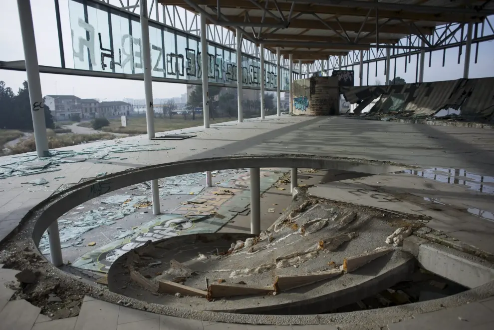 ANTIGUO EDIFICIO DEL CONCESIONARIO OPEL IGLESIAS, EN LA AVENIDA DE CATALUÑA EN ZARAGOZA. GANADOR DE UN TROFEO RICARDO MAGDALENA, AHORA ESTA DERRUIDO Y EN MAL ESTADO. **  Autor: JIMÉNEZ, FRANCISCO Fecha: 17/12/2015 Propietario: Colaboradores Aragón Id: 2015-2674032 [[[HA ARCHIVO]]]