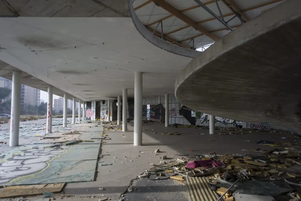 ANTIGUO EDIFICIO DEL CONCESIONARIO OPEL IGLESIAS, EN LA AVENIDA DE CATALUÑA EN ZARAGOZA. GANADOR DE UN TROFEO RICARDO MAGDALENA, AHORA ESTA DERRUIDO Y EN MAL ESTADO. **  Autor: JIMÉNEZ, FRANCISCO Fecha: 17/12/2015 Propietario: Colaboradores Aragón Id: 2015-2674029 [[[HA ARCHIVO]]]