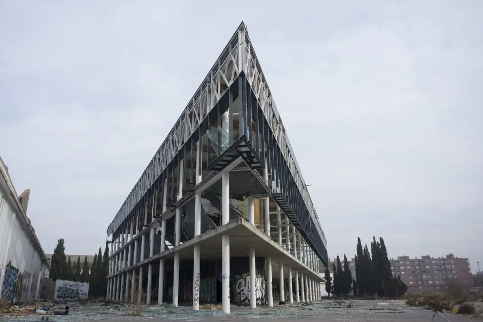 ANTIGUO EDIFICIO DEL CONCESIONARIO OPEL IGLESIAS, EN LA AVENIDA DE CATALUÑA EN ZARAGOZA. GANADOR DE UN TROFEO RICARDO MAGDALENA, AHORA ESTA DERRUIDO Y EN MAL ESTADO. **  Autor: JIMÉNEZ, FRANCISCO Fecha: 17/12/2015 Propietario: Colaboradores Aragón Id: 2015-2674026 [[[HA ARCHIVO]]]