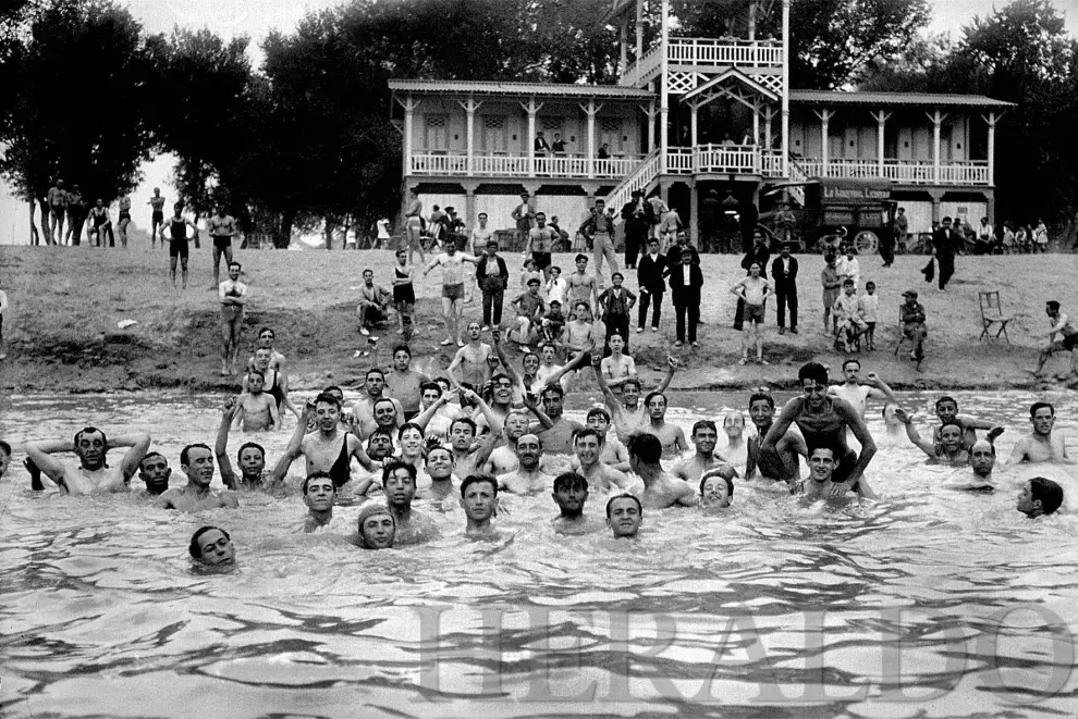 Gente bañándose del río Ebro en la Arboleda de Macanaz de Zaragoza, cerca del Club Naturista Helios en los años 20.