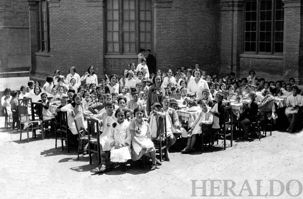 Alumnos del Colegio Joaquín Costa de Zaragoza en la década de los años 20.