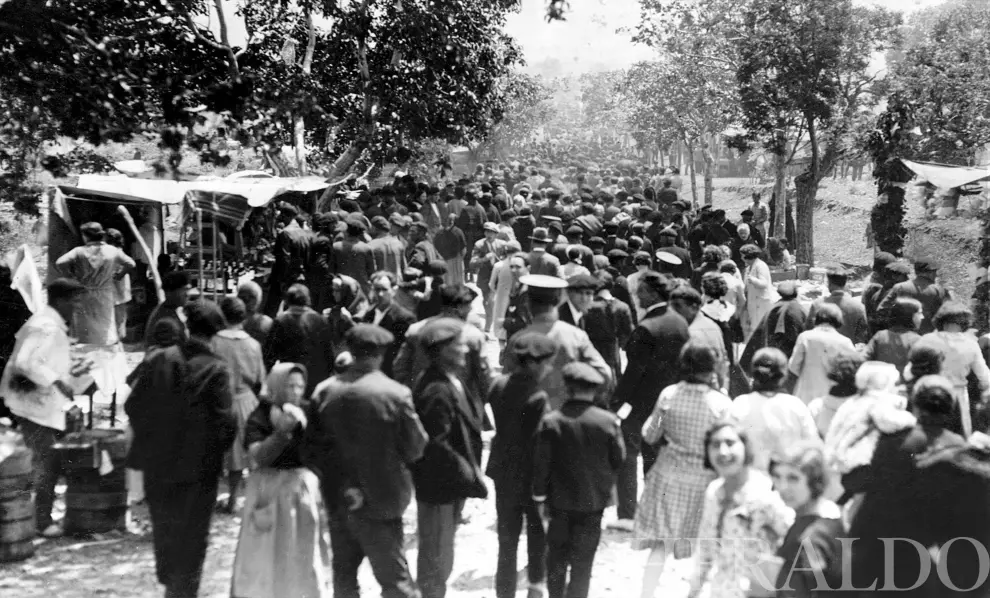 Gente paseando por el Ferial de Zaragoza en los años 20.