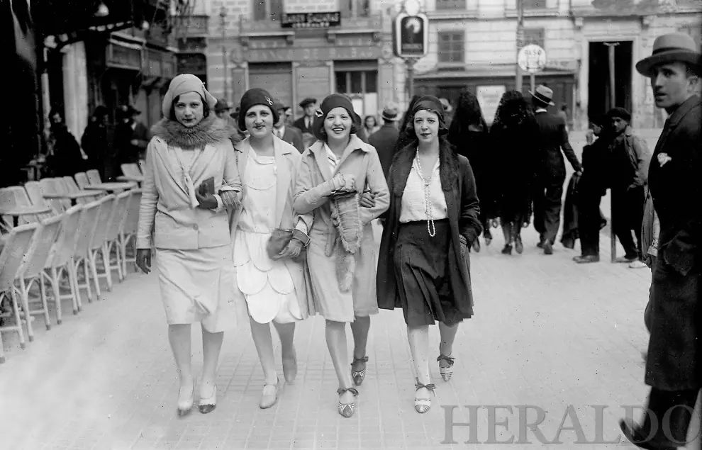 Mujeres paseando por la plaza de España de Zaragoza junto a la terraza del Café Gambrinus en los años 20.