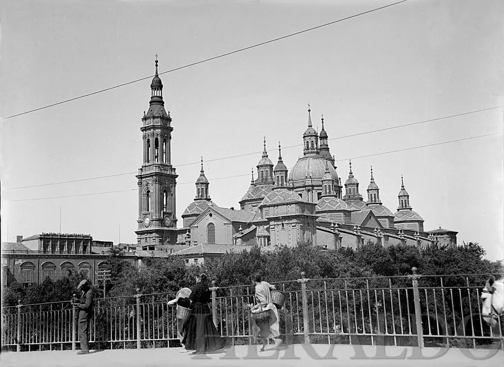 Vista de la basílica del Pilar con solo dos torres desde el Puente de Piedra de Zaragoza en 1929.