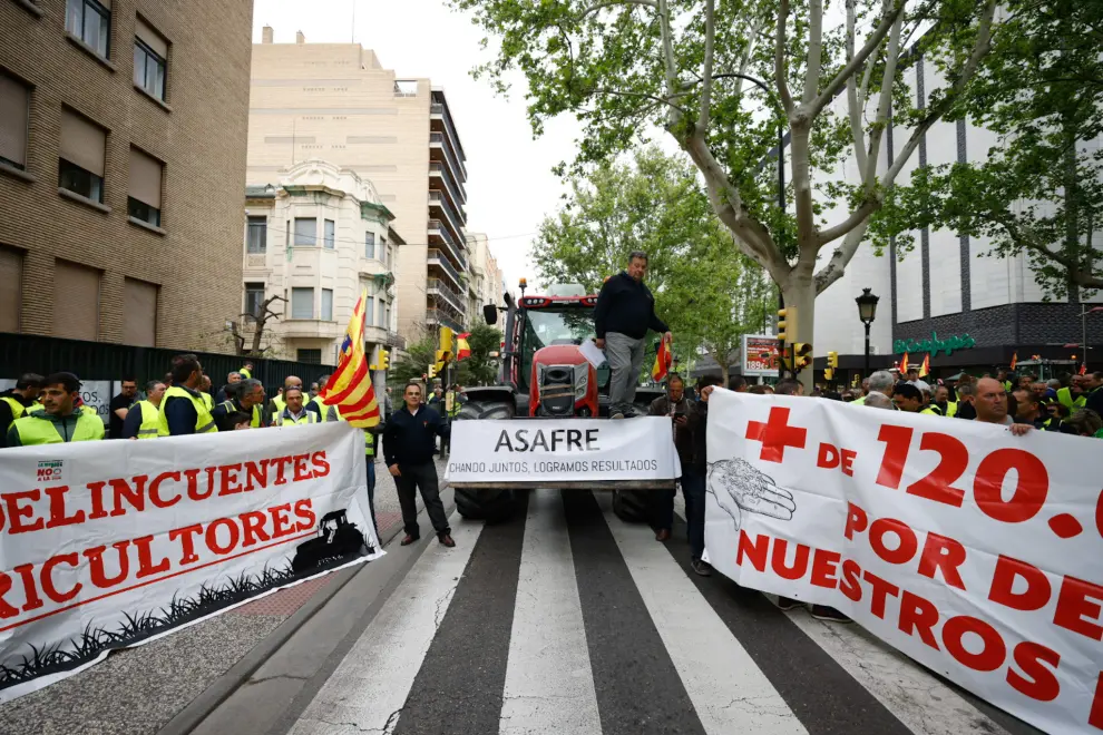 La protesta está convocada por Aragón es Ganadería y Agricultura (AEGA), asociación recientemente constituida para aglutinar el malestar del sector al margen de otras organizaciones agrarias.