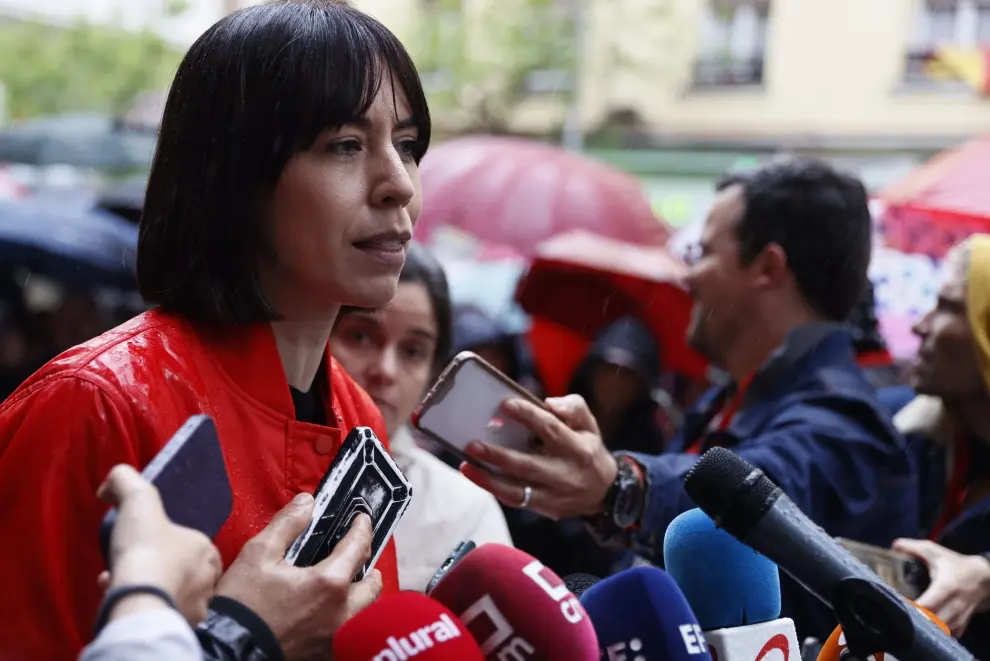 La sede del PSOE acoge un Comité Federal inédito, sin su secretario general. Cientos de simpatizantes toman las inmediaciones.