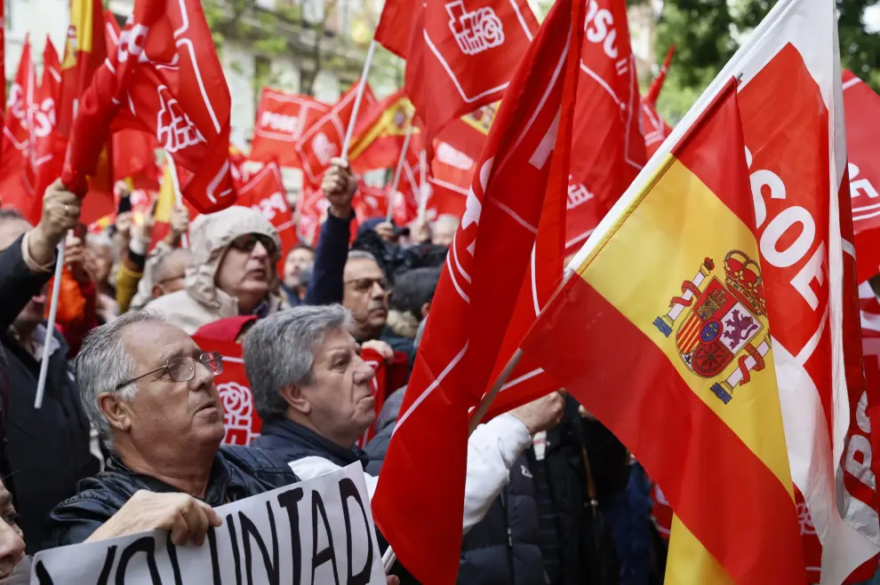 Militantes y dirigentes socialistas muestran su apoyo a Sánchez en Ferraz este sábado