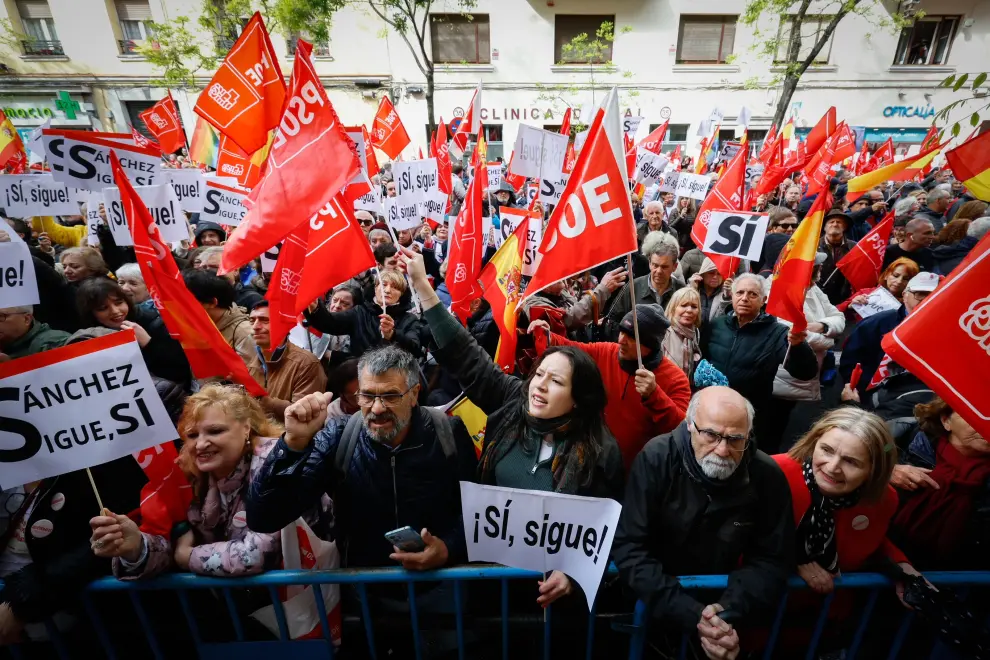 Militantes y dirigentes socialistas muestran su apoyo a Sánchez en Ferraz este sábado