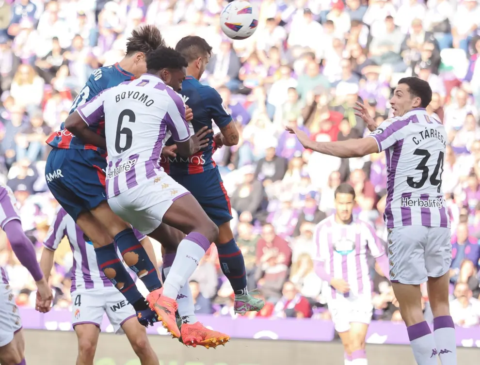 Imagen del partido de este domingo 28 de abril que enfrenta al Real Valladolid y la SD Huesca.