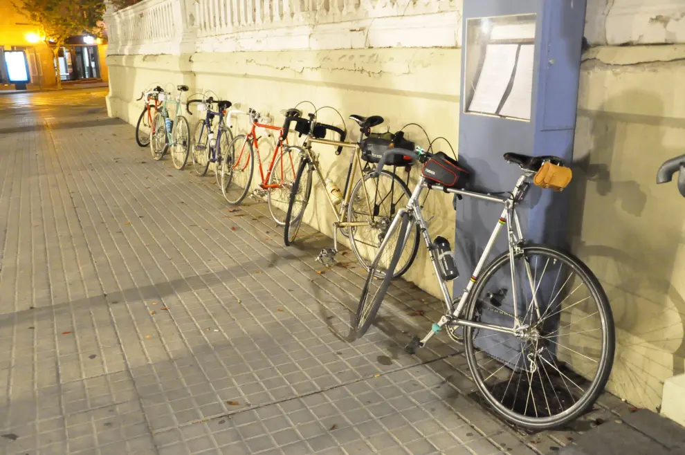 Marcha cicloturista nocturna de Huesca a Zaragoza en homenaje al oscense que fabricó la primera bicicleta en España, el herrero Mariano Catalán.