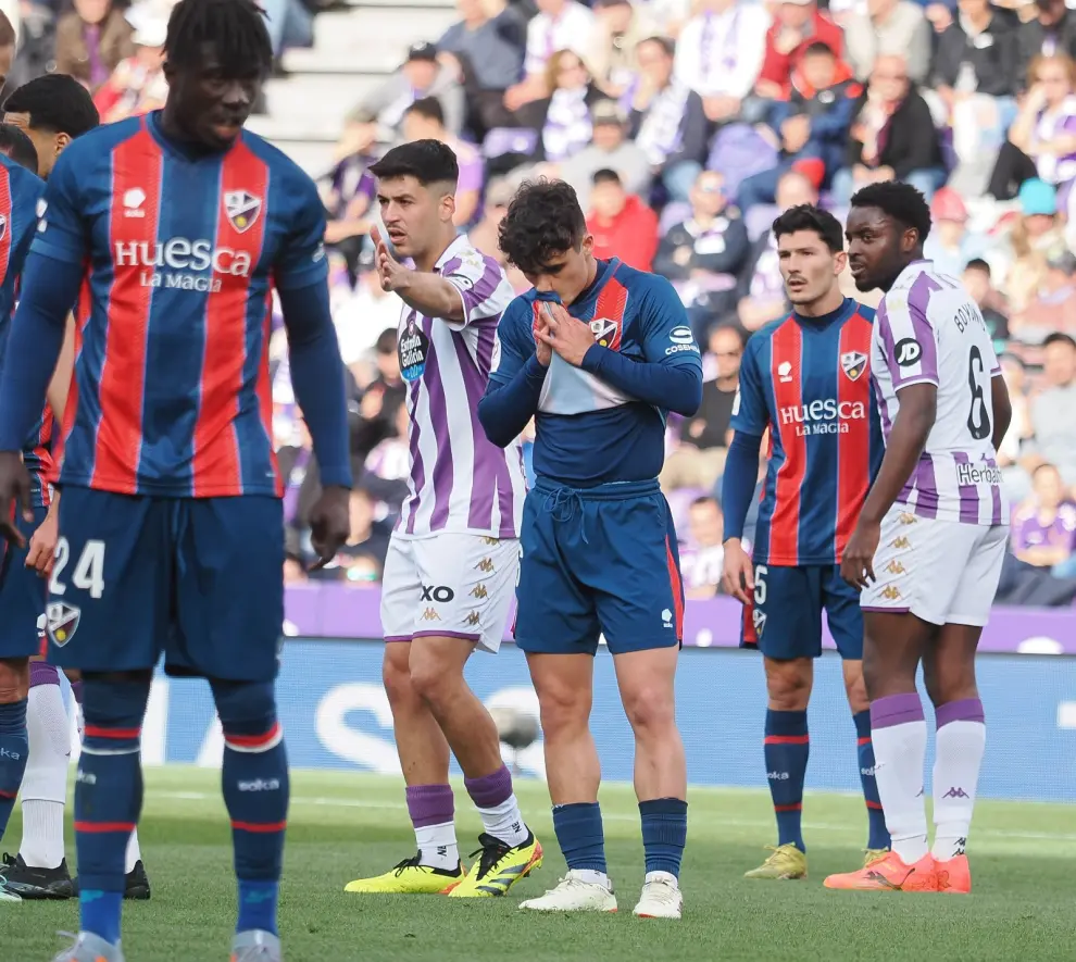 Un momento del partido entre el Valladolid y el Huesca