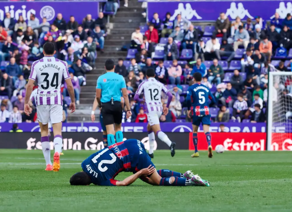 Un momento del partido entre el Valladolid y el Huesca