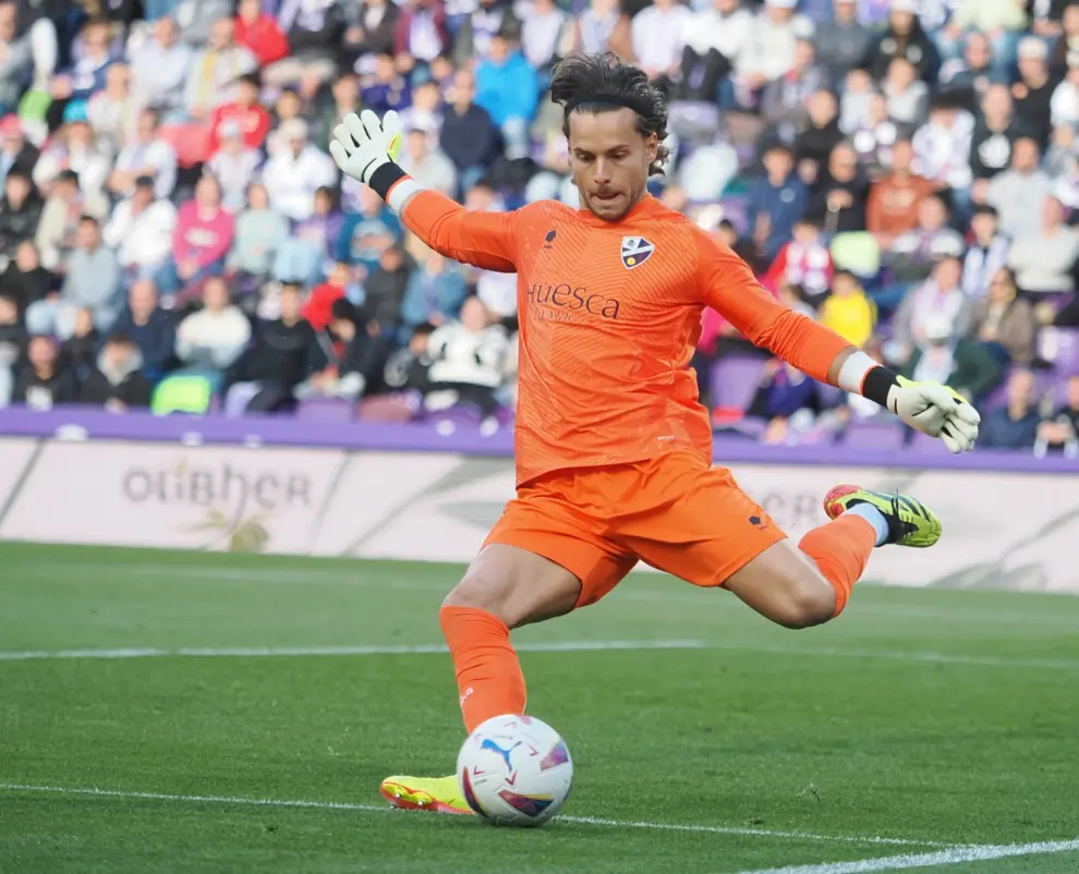 Un momento del partido entre el Valladolid y el Huesca