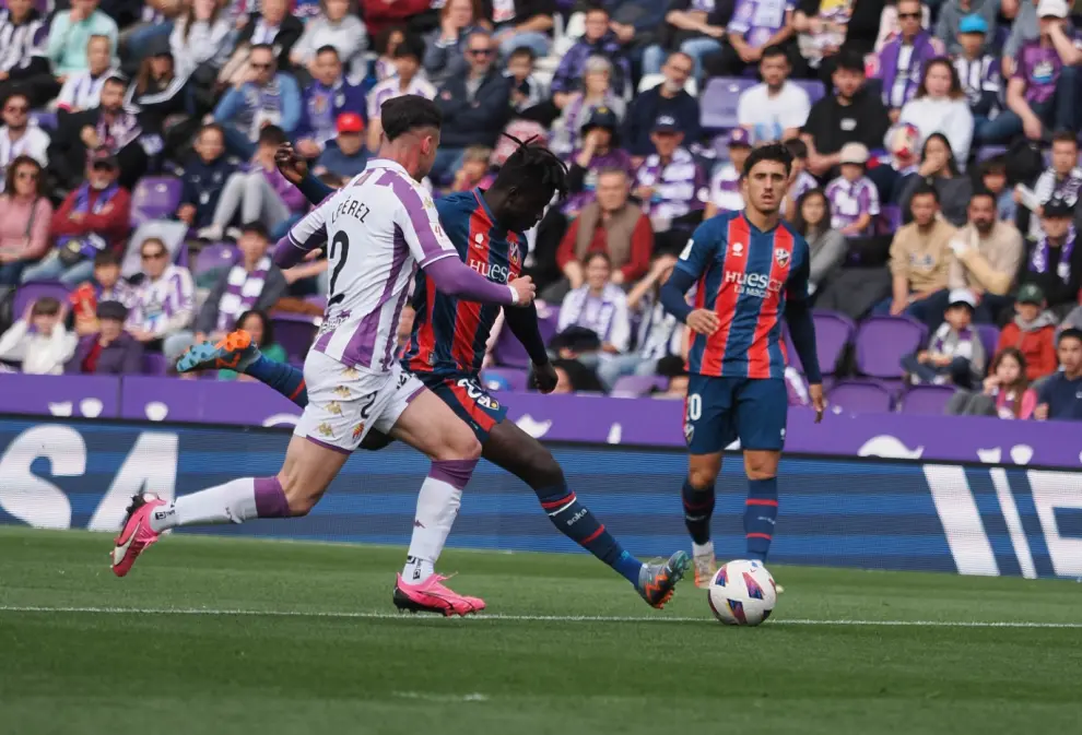 un momento del partido que este domingo 28 de abril enfrenta al Real Valladolid y la SD Huesca.