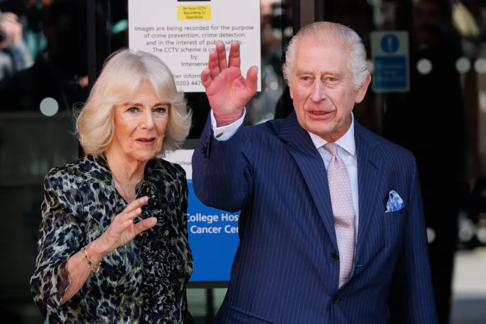 Carlos III ha estado acompañado por su esposa, Camila, durante la visita al centro.