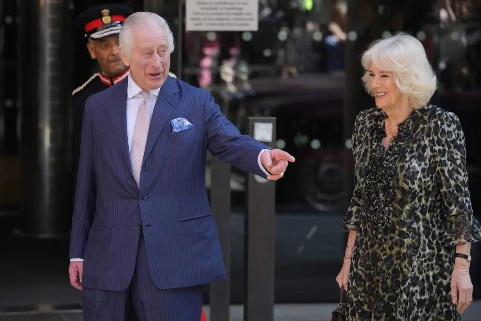Carlos III ha estado acompañado por su esposa, Camila, durante la visita al centro.