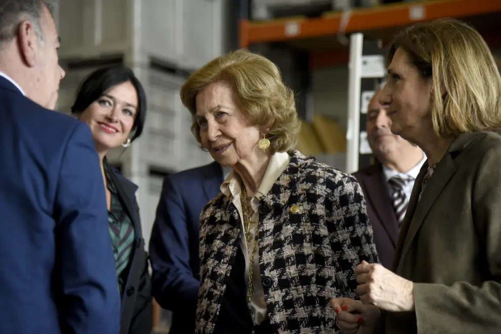 La reina Sofía ha visitado el Banco de Alimentos de Huesca.