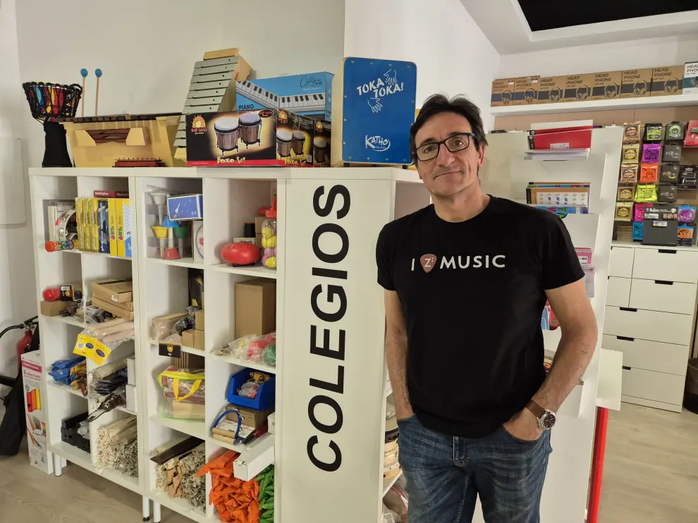 La tienda aragonesa Zingla Música estrena nuevo local en Zaragoza: Diego Simón
