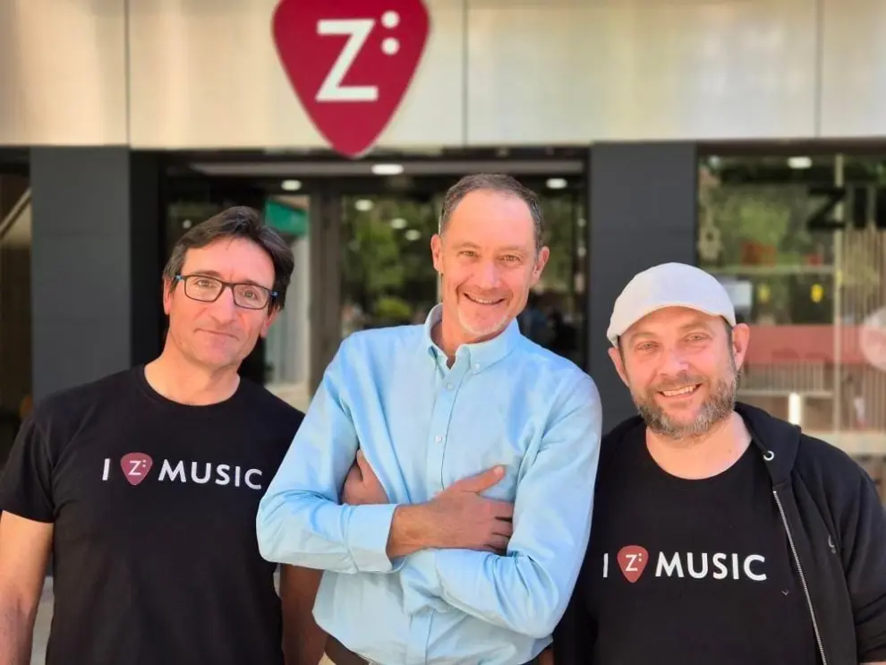La tienda aragonesa Zingla Música estrena nuevo local en Zaragoza: los tres socios
