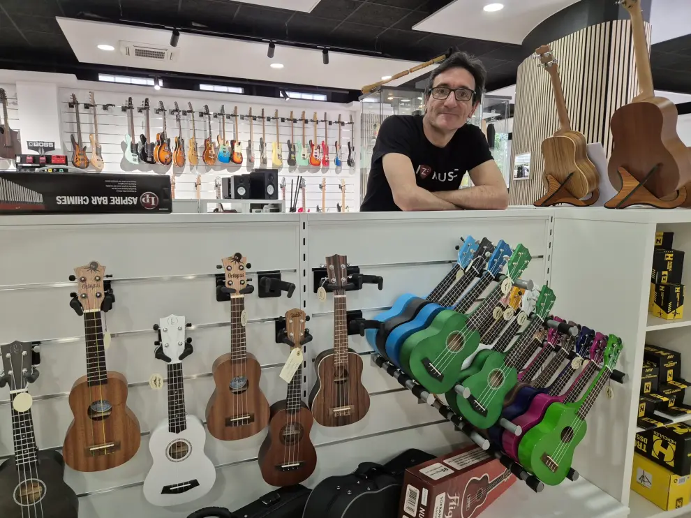 La tienda aragonesa Zingla Música estrena nuevo local en Zaragoza: Diego Simón en los ukeleles