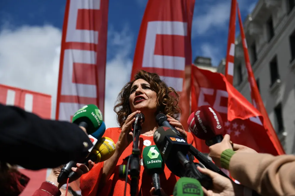 La vicepresidenta primera y ministra de Hacienda, María Jesús Montero, ofrece declaraciones a los medios durante la manifestación por el Día del Trabajador.