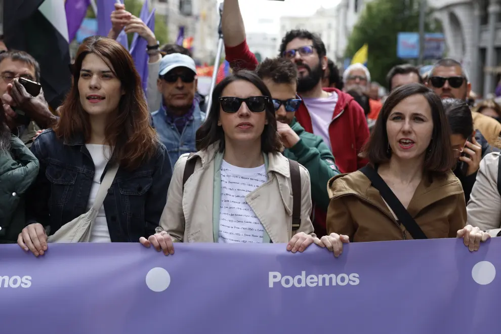 MADRID, 01/05/2024.- La líder de Podemos, Ione Belarra (d) junto a la exministra Irene Montero (C) y la portavoz en la Asamblea de Madrid, Isa Serra (i) durante la manifestación convocada por los dos grandes sindicatos, CCOO y UGT, este miércoles en Madrid, en un Primero de Mayo que tiene como lema 'Por el pleno empleo: reducir jornada, mejorar salarios'.